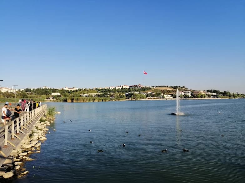 Göl başında açık havada oyun günü etkinliği